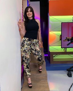 Luz Elena González feet photo thumbnail