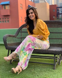 Luz Elena González feet photo thumbnail