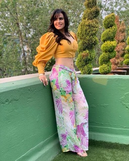 Luz Elena González feet photo thumbnail