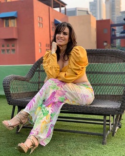 Luz Elena González feet photo thumbnail