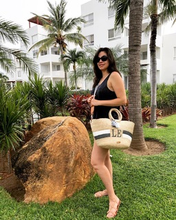 Luz Elena González feet photo thumbnail