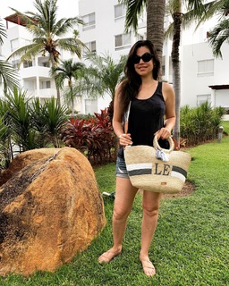 Luz Elena González feet photo thumbnail