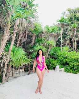 Luz Elena González feet photo thumbnail