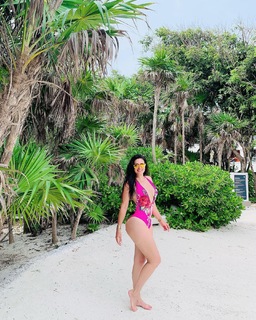 Luz Elena González feet photo thumbnail