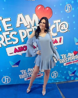 Luz Elena González feet photo thumbnail