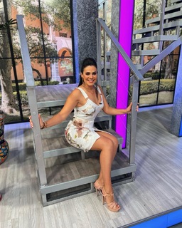 Luz Elena González feet photo thumbnail