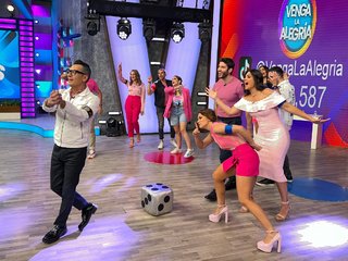 Luz Elena González feet photo thumbnail