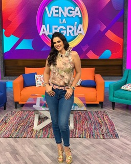 Luz Elena González feet photo thumbnail