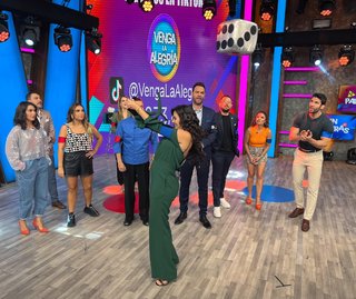 Luz Elena González feet photo thumbnail