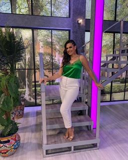 Luz Elena González feet photo thumbnail