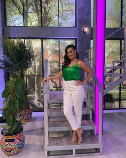 Luz Elena González feet photo thumbnail