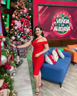 Luz Elena González feet photo thumbnail