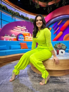 Luz Elena González feet photo thumbnail