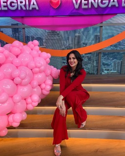 Luz Elena González feet photo thumbnail