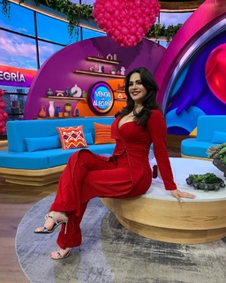 Luz Elena González feet photo thumbnail