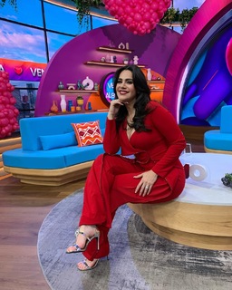 Luz Elena González feet photo thumbnail