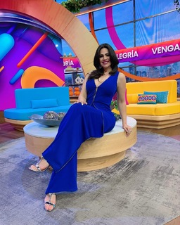 Luz Elena González feet photo thumbnail