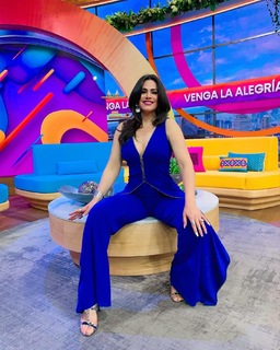 Luz Elena González feet photo thumbnail