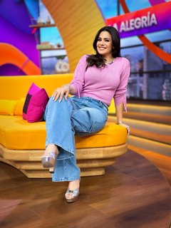 Luz Elena González feet photo thumbnail