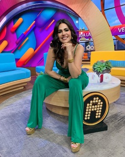 Luz Elena González feet photo thumbnail