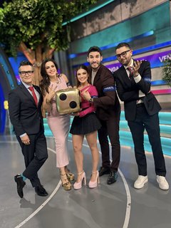 Luz Elena González feet photo thumbnail