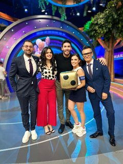 Luz Elena González feet photo thumbnail