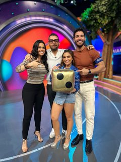 Luz Elena González feet photo thumbnail