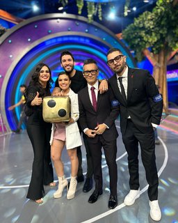 Luz Elena González feet photo thumbnail