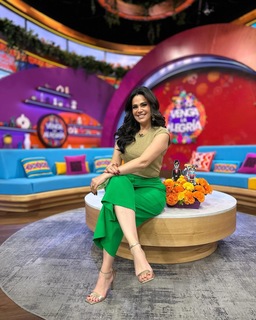 Luz Elena González feet photo thumbnail