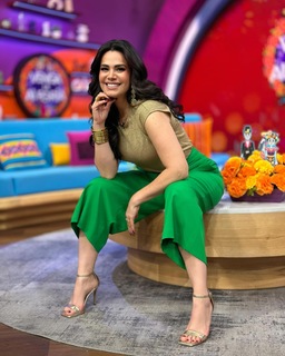 Luz Elena González feet photo thumbnail