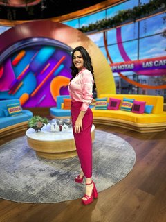 Luz Elena González feet photo thumbnail