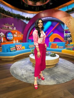 Luz Elena González feet photo thumbnail