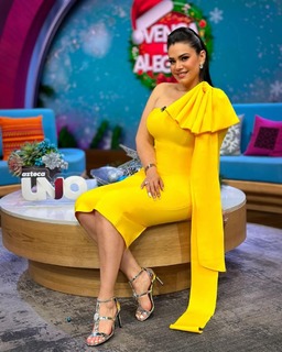 Luz Elena González feet photo thumbnail