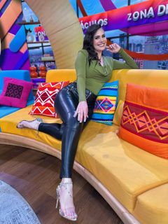 Luz Elena González feet photo thumbnail