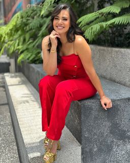 Luz Elena González feet photo thumbnail