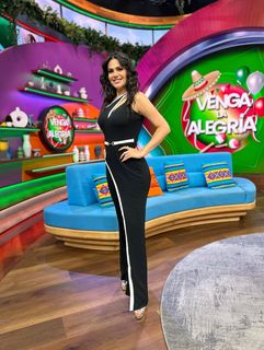 Luz Elena González feet photo thumbnail