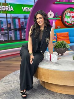 Luz Elena González feet photo thumbnail