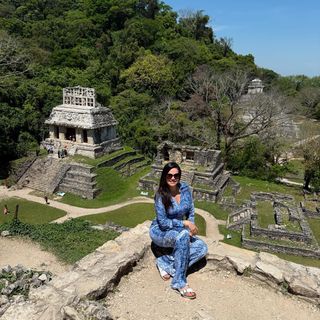 Luz Elena González feet photo thumbnail