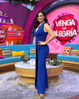 Luz Elena González feet photo thumbnail