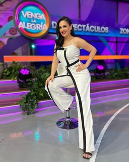 Luz Elena González feet photo thumbnail