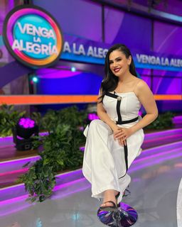 Luz Elena González feet photo thumbnail