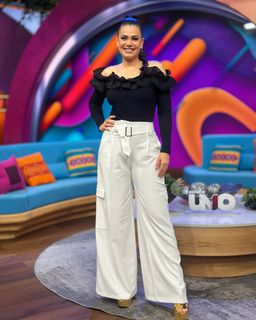 Luz Elena González feet photo thumbnail