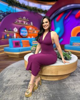 Luz Elena González feet photo thumbnail