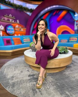 Luz Elena González feet photo thumbnail