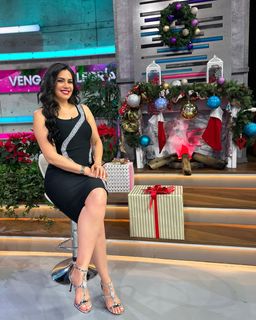 Luz Elena González feet photo thumbnail