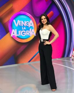 Luz Elena González feet photo thumbnail