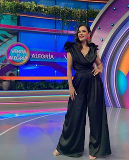 Luz Elena González feet photo thumbnail