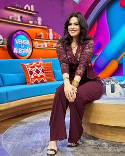 Luz Elena González feet photo thumbnail