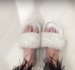 Luísa Sonza feet photo thumbnail