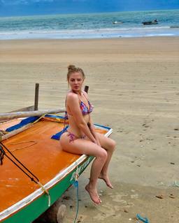 Luísa Sonza feet photo thumbnail